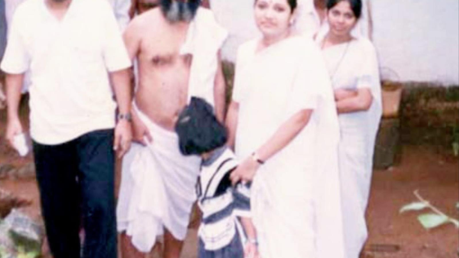Sri Guruji with family at Siddha Ashram Vatakara